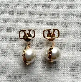 VLogo Studded Pearl Earrings